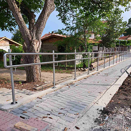 Иноксов парапет за инвалидни рампи с кръгли колони